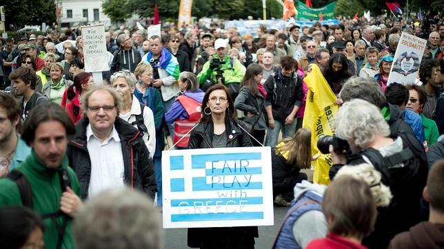 Miles de manifestantes reclaman en Berlín solidaridad hacia Grecia