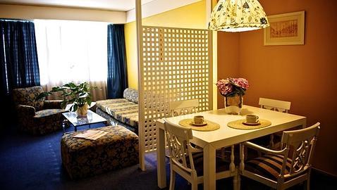 Salón de uno de los apartamentos del Eurobuilding