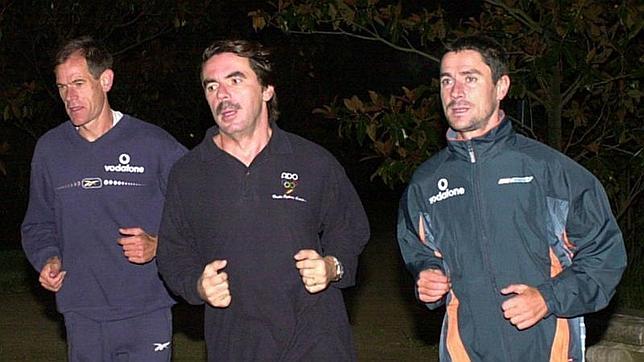 El expresidente Aznar corre junto con los atletas Abel Antón (izq) y Martín Fiz (drcha)