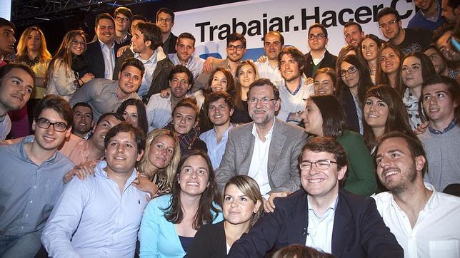 Mariano Rajoy arropado por jóvenes populares en León