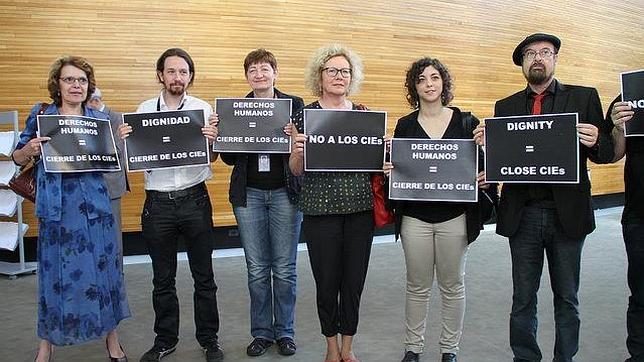 Pablo Iglesias junto a otros europarlamentarios pidiendo el cierre de los CIEs