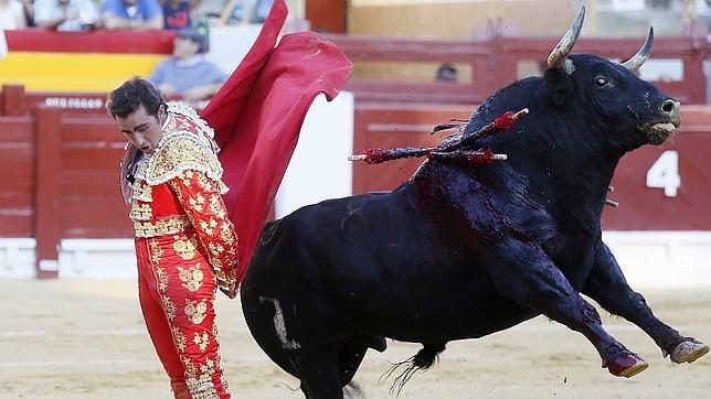 El Fandi triunfa con un buen toro de Zalduendo en Alicante