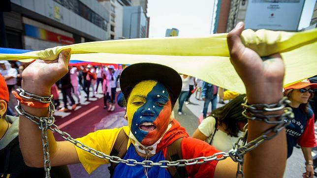 La oposición al régimen chavista celebra una gran marcha por la liberación de los presos