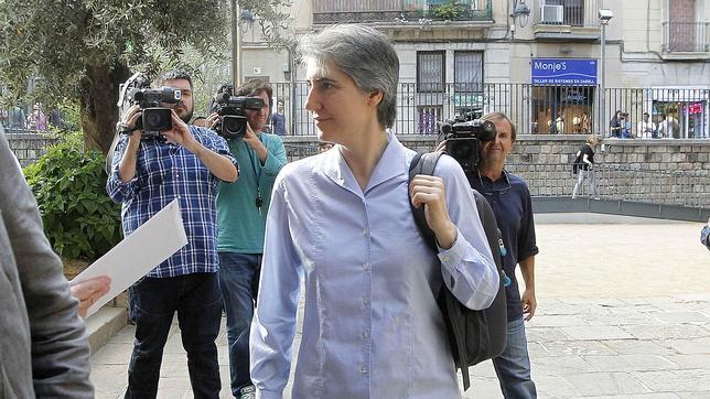 La monja Teresa Forcades junto a Ada Colau