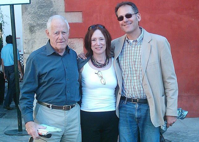James Salter, su esposa, Kay Eldredge, y su traductor al español, Eduardo Jordá, en Sevilla