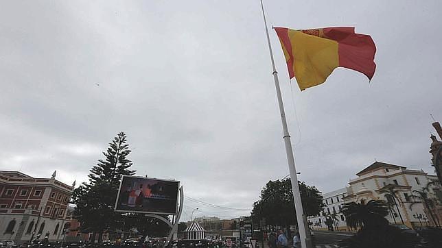 La bandera de España vuelve a ondear en la Plaza de Sevilla de Cádiz