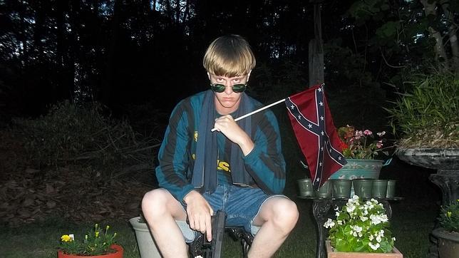 Dylann Roof con la bandera confederada y una pistola