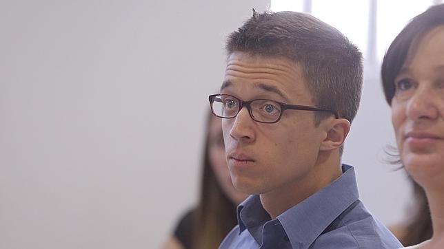 Errejón acusa al PSOE de «titubear con el cambio» por «miedo» al PP