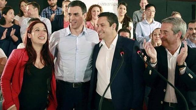 Pedro Sánchez firma en Tenerife el pacto de gobierno con los nacionalistas