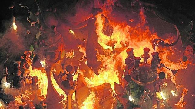 «Cremá» de la hoguera oficial de la plaza del ayuntamiento, en Alicante, en 2014