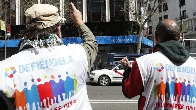 Trabajadores de Telemadrid protestando a las puertas de la sede del PP en la calle Génova