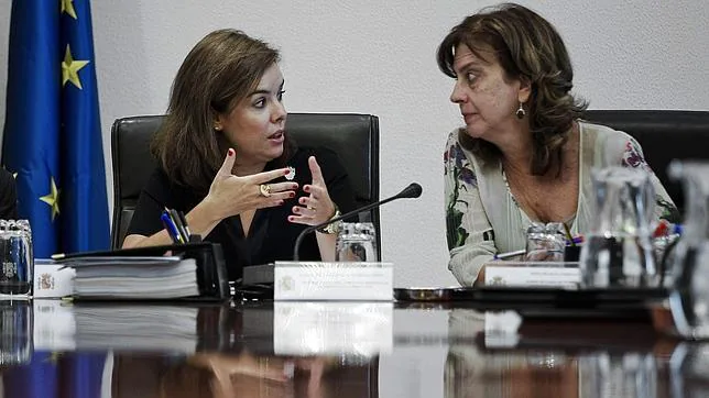 Imagen de archivo de la vicepresidenta del Gobierno, Soraya Sáenz de Santamaría, con Pilar Platero, subsecretaria del Ministerio de Hacienda y Administraciones Públicas