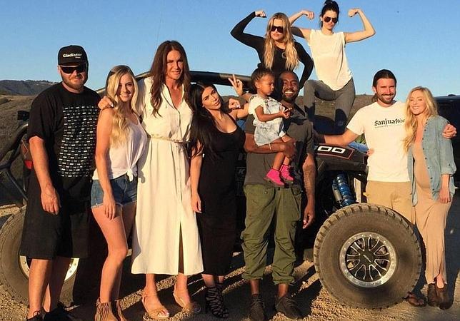 El clan Kardashian celebra el día del padre con Caitlyn Jenner