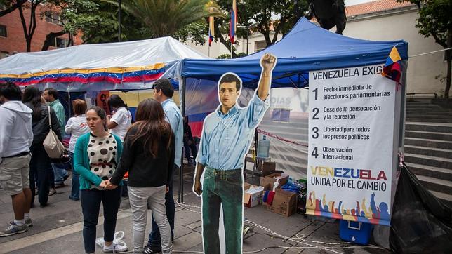 Fotografía donde se ve una imagen del dirigente político opositor que se encuentra preso, Leopoldo López (c)