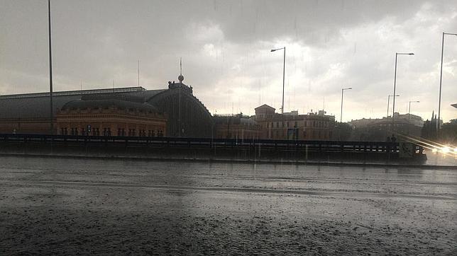 La lluvia provoca un corte en la línea 10 de Metro entre Batán y Tribunal