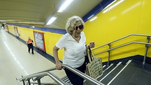 La alcaldesa de Madrid, Manuela Carmena, la pasada semana saliendo del metro