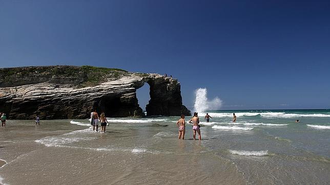 El sistema para obtener el pase gratuito a la playa de As Catedrais es rápido y sencillo