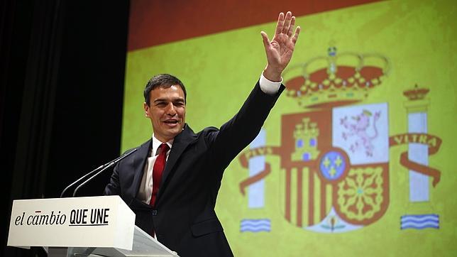 Rajoy y Rivera animan a Sánchez a que el PSOE utilice la bandera «con normalidad»