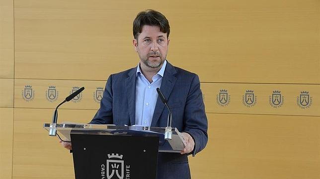 Alonso amenaza al PSOE con que puede acabar en la oposición en el Cabildo de Tenerife