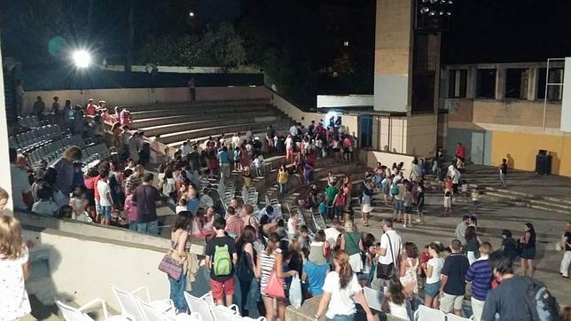 Espectadorea al final de la proyección de una película en el cine de verano