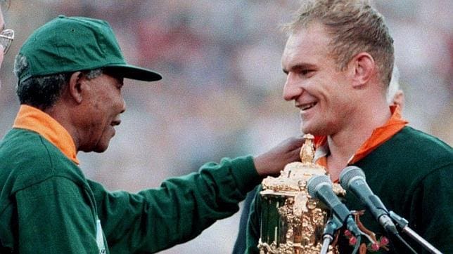 Nelson Mandela entrega la copa de campeón a François Pienaar