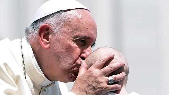 El Papa besa la frente a un bebé durante la audiencia general celebrada este miércoles en la Plaza de San Pedro