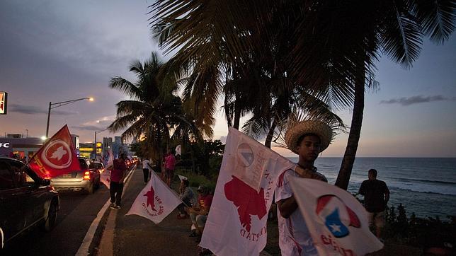 Simpatizantes del oficialista Partido Popular Democrático, durante el plebiscito de 2012, en San Juan