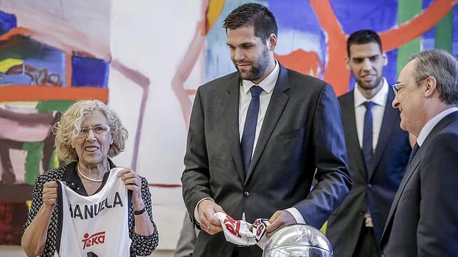 Manuela Carmena, anfitriona de los éxitos del Real Madrid de baloncesto