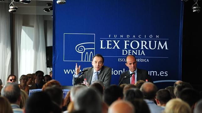 El juez Manuel Marchena durante su conferencia, junto al director de la Fundación Lex Fórum Dénia, Enrique Sastre