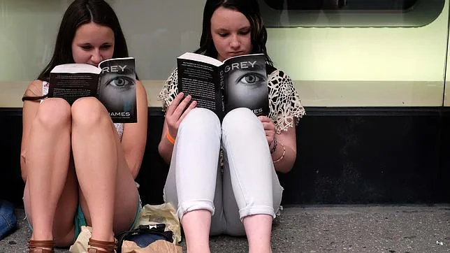 Dos fans leen la última versión del libro de E. L. James