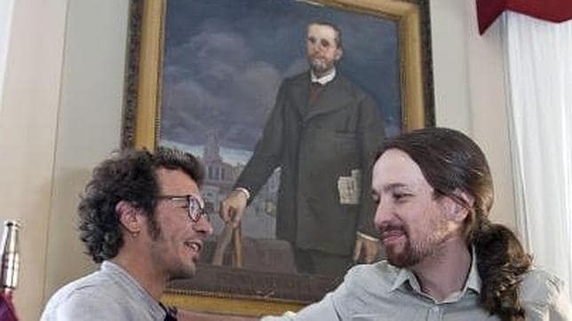 Retrato de Fermín Salvochea detrás del nuevo alcalde de Cádiz y de Pablo Iglesias