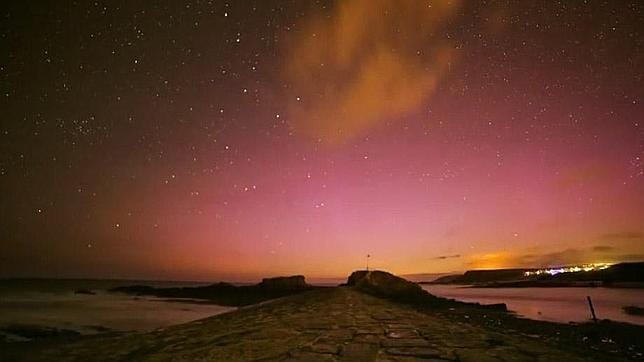 Graban en «time lapse» una extraña aurora boreal roja