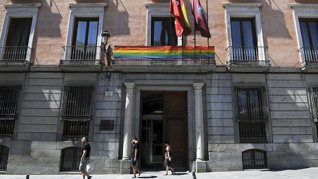 Las 21 Juntas de Distrito madrileñas ya lucen la bandera del Orgullo gay