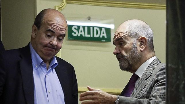 Chaves y Zarrías «orgullosos» porque los ERE permitieron a más de 6.000 familias sobrevivir