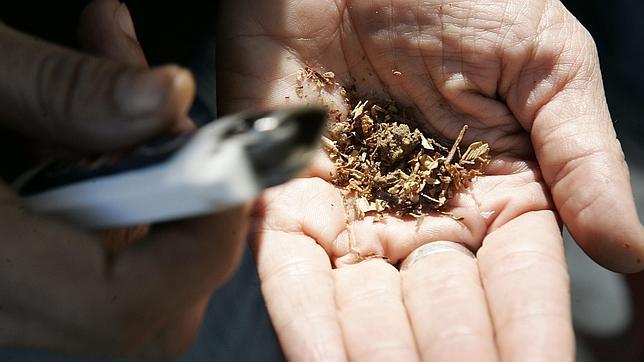 Fumar porros, nueva vía de entrada al tabaco