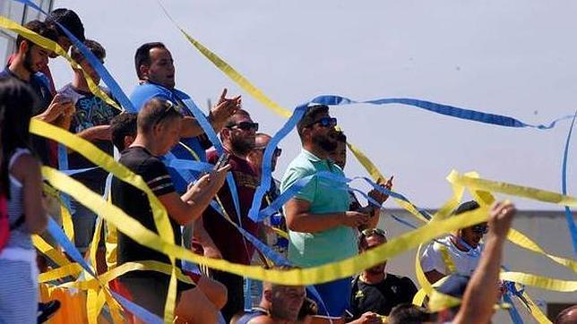 El calor no asusta a los aficionados del Cádiz