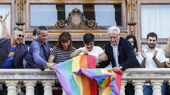 El tripartito colgará este domingo la bandera del orgullo gay en las Cortes