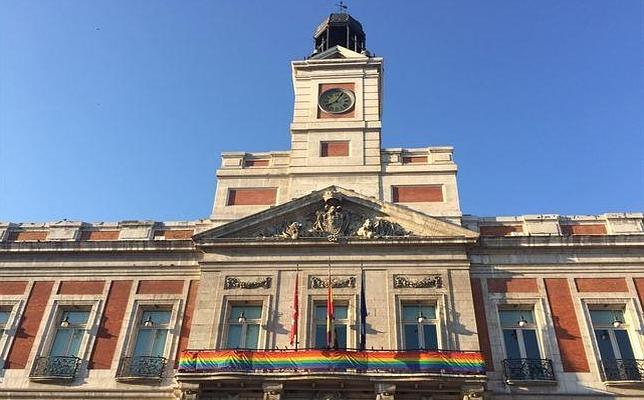 Fachada de la sede del Gobierno de la Comunidad de Madrid con la bandera arcoíris en su balcón