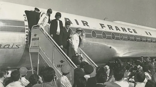 Los Beatles bajando del avión en Barajas