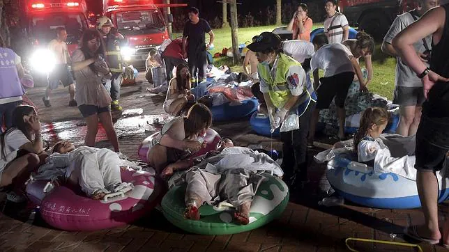 Los heridos, siendo atendidos por los servicios de emergencias