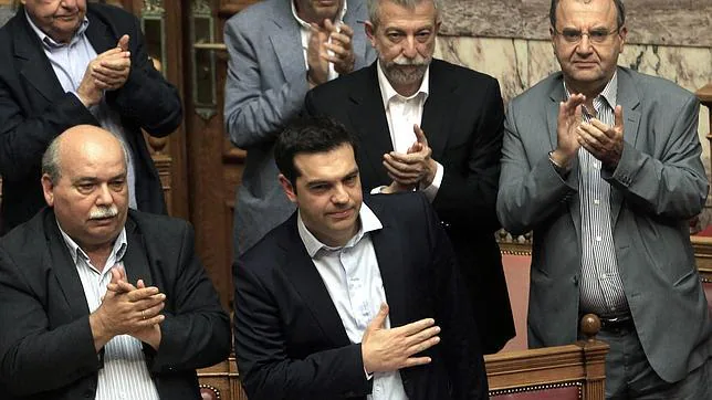 Tsipras agradece el apoyo del Parlamento tras aprobar el referéndum