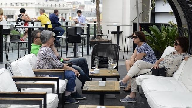 Tomar alcohol o cafeína puede hacer que te deshidrates durante una ola de calor