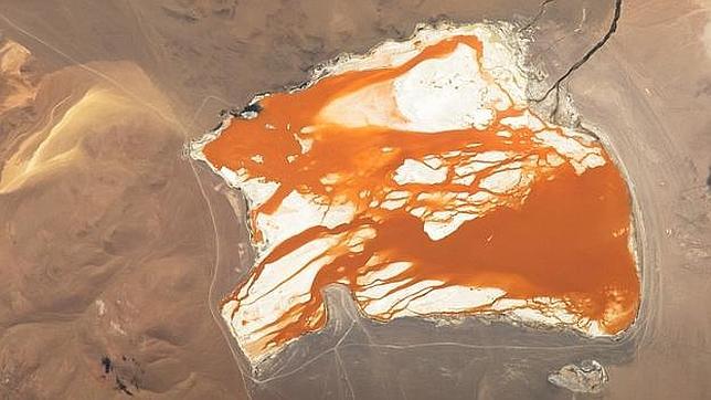 Un astronauta captura una imagen de un lago naranja «de otro mundo» en Bolivia