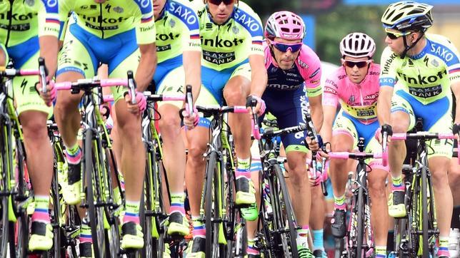 Contador (de rosa) junto a sus compañeros del Tinkoff durante el pasado Giro