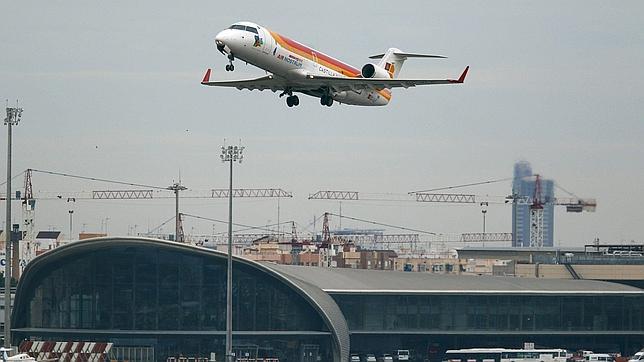 Un avión comercial despega desde el aeropuerto de Manises (Valencia)