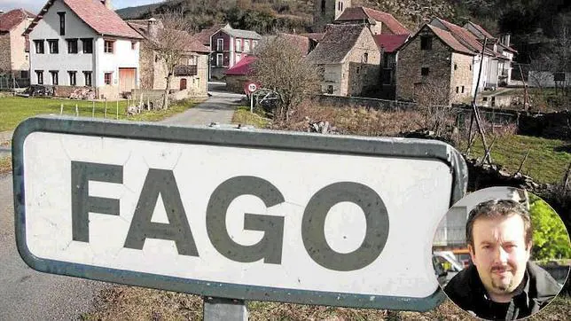 Vista de la pequeña localidad de Fago. A la derecha, el alcalde recientemente reelegido, Enrique Barcos