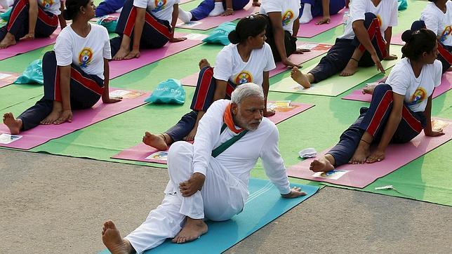 India anuncia que el yoga será obligatorio para todos los policías del país