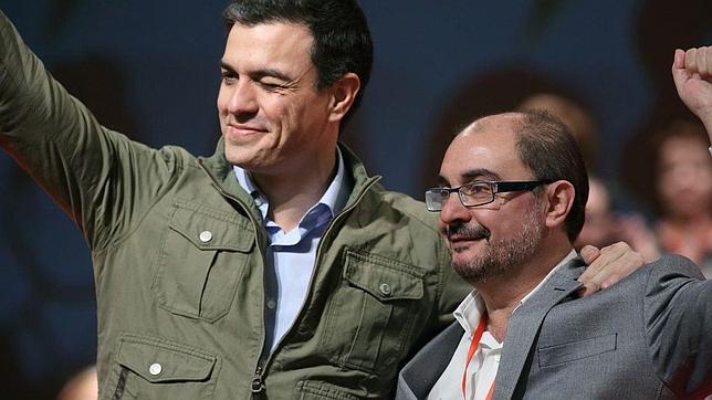 Javier Lambán, futuro presidente de Aragón, junto al líder de su partido, Pedro Sánchez