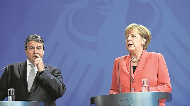 Angela Merkel, y el vicecanciller y ministro de Economía, Sigmar Gabriel, durante la rueda de prensa