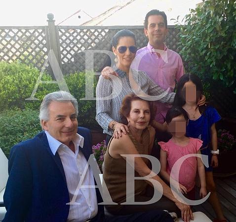 Patricia Llosa pasó este fin de semana en Madrid junto a sus tres hijos y sus nietos. De izq. a der., Álvaro, Patricia, Morgana y Gonzalo Vargas Llosa
